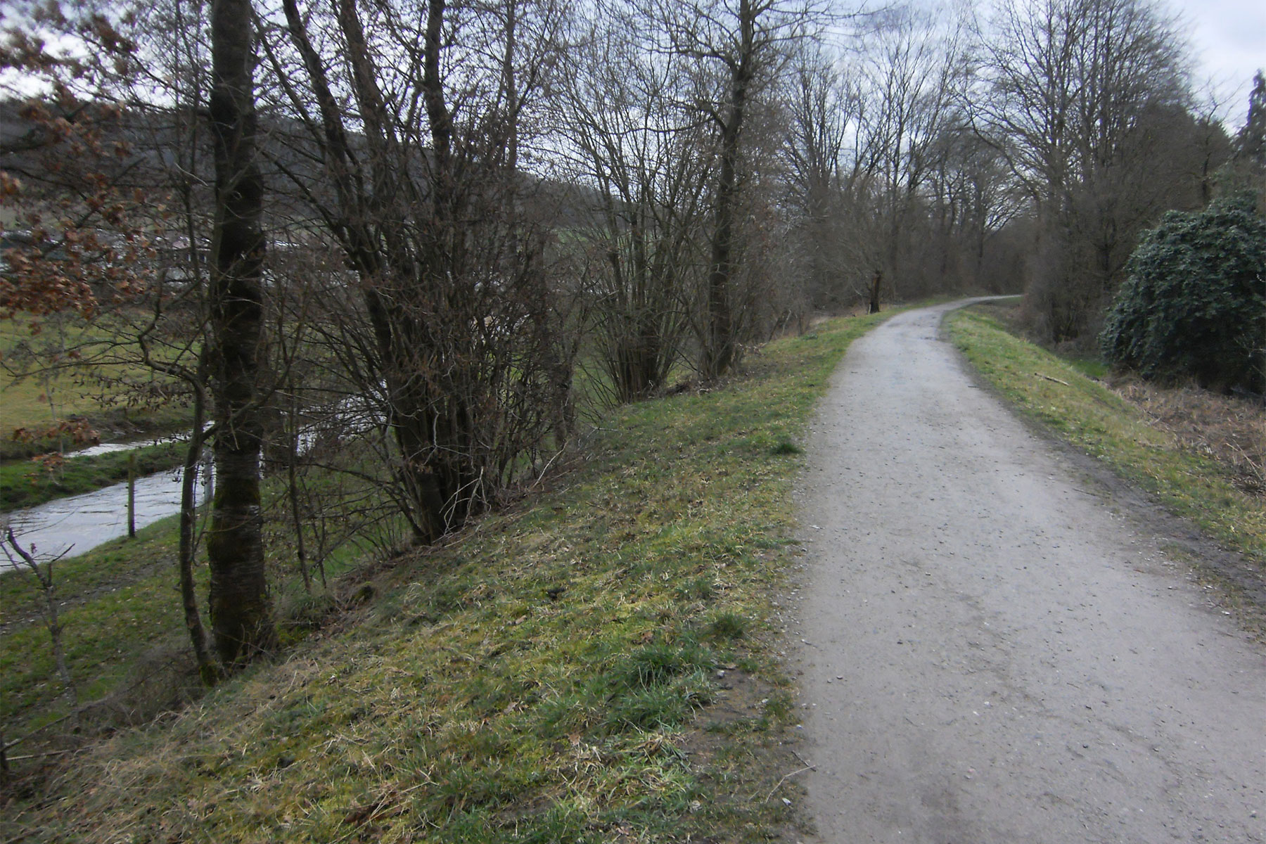 Weg entlang des Ulfenbachs