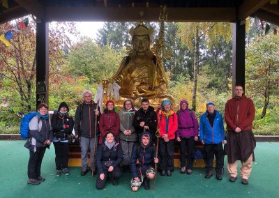 Mönch Hue Ngo empfängt die Pilger · gruppe an dem großen goldenen Bodhisattva im Garten.