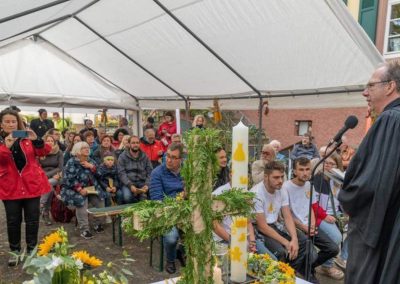 Pfarrer Engelbrecht eröffnet die Feier in Beedenkirchen.