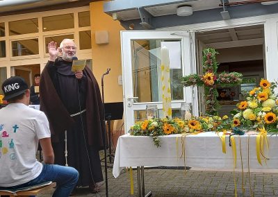 Franziskanerpater Manfred aus Bensheim spricht zum Sonnengesang des Franz von Assisi.