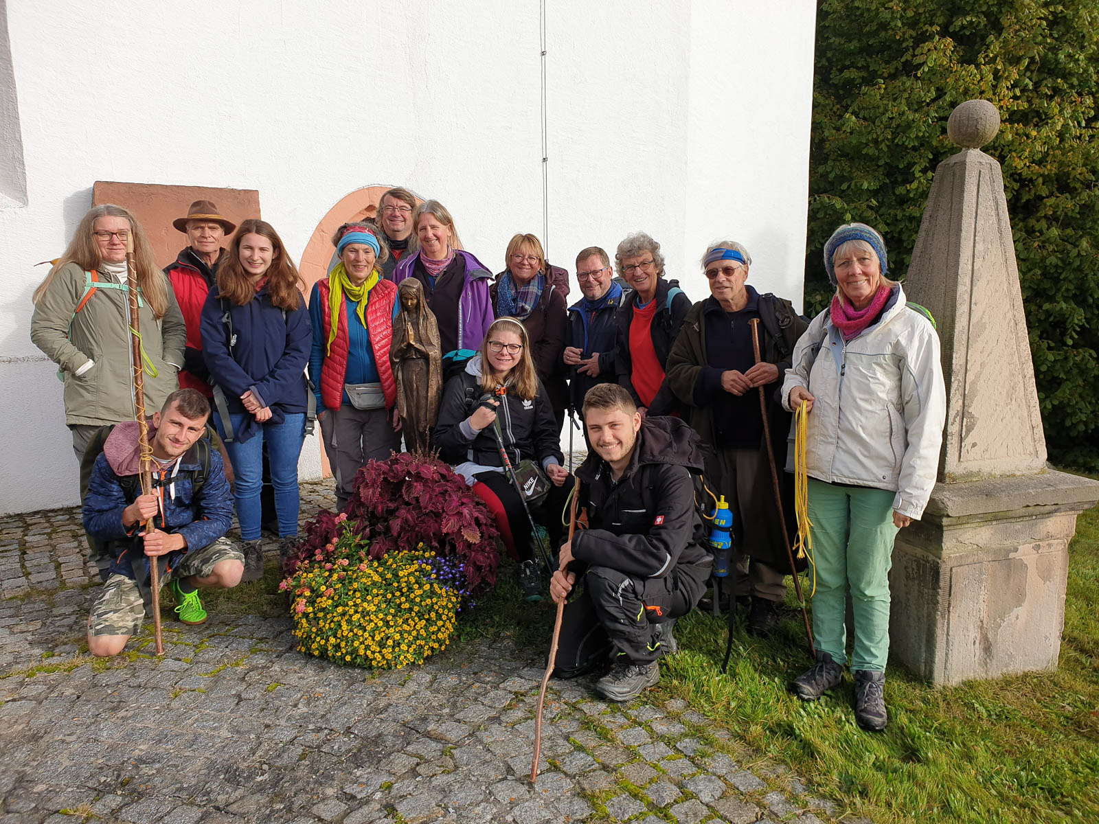 Mit Maria in der Mitte, nach einem Magnificat, startet die Pilgergruppe in Beedenkirchen.