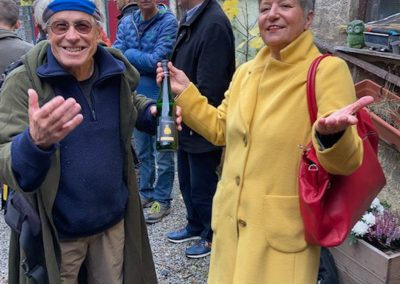 Frank Böhm überreicht Bürgermeisterin Christine Klein die erste Flasche Pilgerwein.