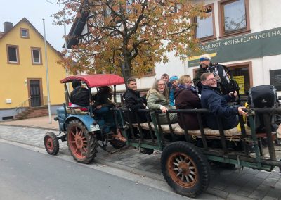 Hans Sattler aus Scharbach überrascht die Pilger · gruppe mit einem Transport auf die Tromm.