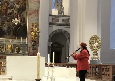 Irith Gabriely geht mit ihrer Klarinette auf Pilger · schaft - church meets synagogoue.