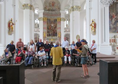 Die Pilger*innen feiern in der Jesuitenkirche Gottes · dienst. Claudia Hanko und Frank Böhm überreichen die Pilger · urkunden.