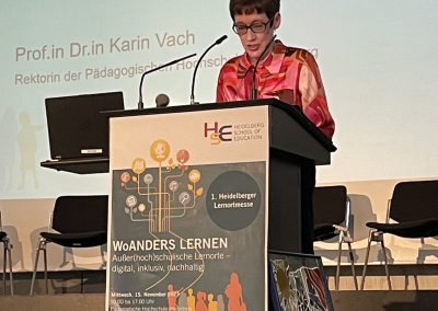 Karin Vach begrüßt die Gäste. Karin Vach ist Rektorin von der Pädagogischen Hoch · schule in Heidelberg.