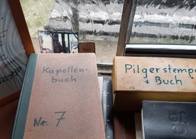 E4: In der Moos · wiesen · kapelle gibt es einen Pilger · stempel.