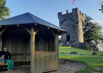 E2: Die Schutz · hütte am Bismarckturm ist noch nicht fertig.