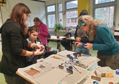 Die Schüler*innen bedrucken die Pilger · post.