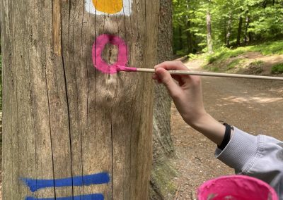 Nathaira markiert auf dem Komfortwanderweg.