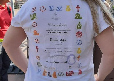 Pilgerempfang: Brigitte hat sich die Urkunde auf ihr T-Shirt gedruckt.