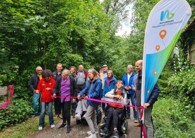 Einweihung des Komfortwanderwegs 2: Das Band wird durchgeschnitten – buen camino!