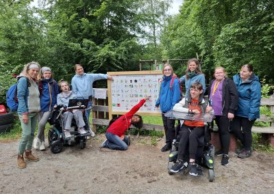 Einweihung des Komfortwanderwegs 2: Die Kommunikationstafel wird enthüllt: Mund zu, Finger raus und drauf gezeigt: ich möchte stempeln!