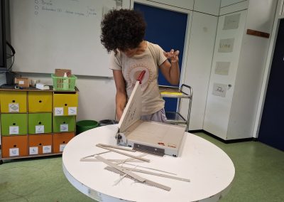 Marlene schneidet die Kartons für die Pilgertipps.