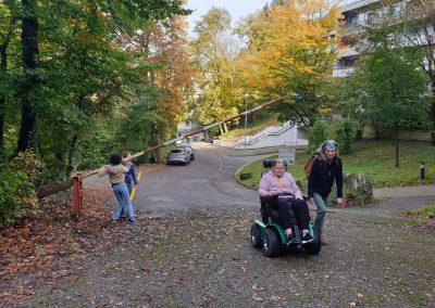 Luisa testet mit dem Geländerolli die Steigung und die Wegbeschaffenheit.