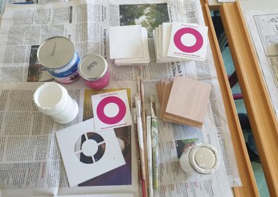 Das Weg · zeichen für die Komfort · wander · wege: ein Rad. Das Rad ist in der Farbe Magenta: für ALLE