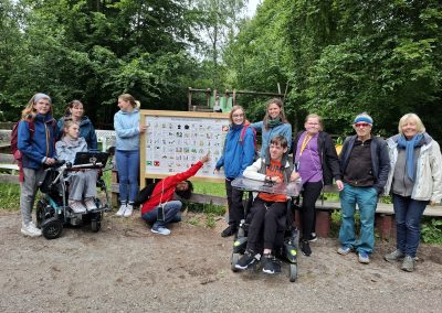 Die Kommunikations · tafel ist enthüllt: Mund zu, Finger raus und drauf gezeigt: ich möchte stempeln!