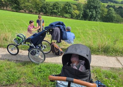 Mayla im Kinderwagen, die jüngste Wegewartin!