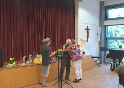 Regine Oberle erhält die Pilgerurkunde bei der Ankunft im Ruhestand.