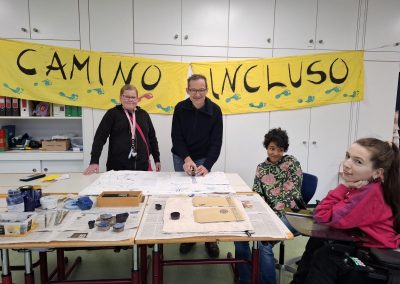 Herr Katzenstein erprobt die Stempel.