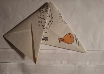 Ein altes Infoblatt wird zum Camino-Stern gefaltet.