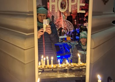 In der „Krippe am Fluss“ ist ein Spiegel. Da steht: Ich bin Hoffnung.