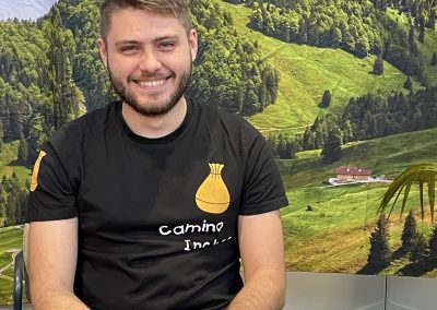 Fabian Braun wartet im „Wohn · zimmer“ auf die Preis · verleihung. Er hat ein Camino Incluso-Shirt entworfen.