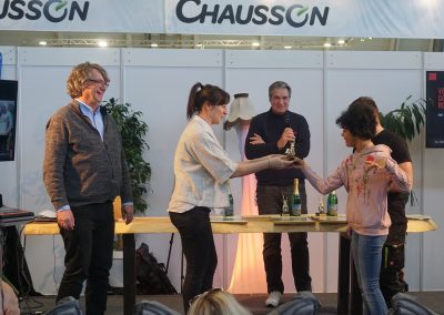 Preisverleihung: Marlene Mürter nimmt den Goldenen Rollstuhl entgegen.