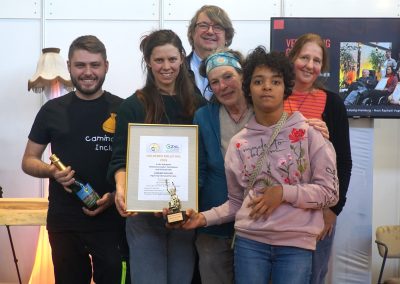 Das Camino Incluso-Team zeigt seinen Preis.