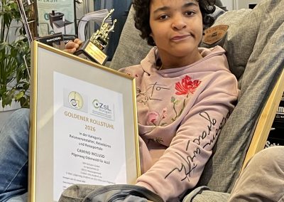 Marlene chillt mit der Urkunde im Arm.