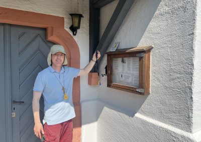 Beedenkirchen: Joachim findet den Schlüssel zur Kirche und Stempel · stelle.
