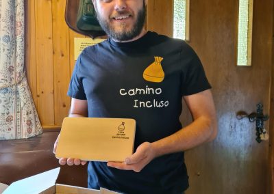 Fabian überrascht die Gruppe auch: er hat mit seinem neuen Lasergerät Vesperbretter für die Camino-Gruppe erstellt!