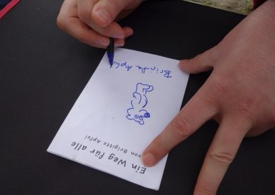 Am Ziel hat Brigitte Apfel jedem Kind ein Bild in den Pilger · pass gemalt.